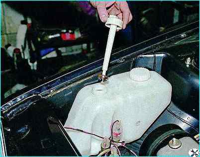 Снятие электродвигателя стеклоомывателя