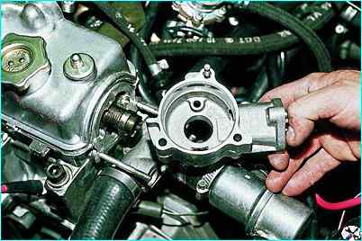 Снятие вспомогательного корпуса двигателя