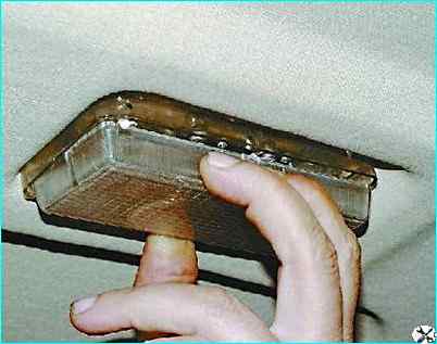 Замена лампы плафона освещения салона