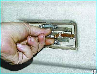 Замена лампы плафона освещения салона