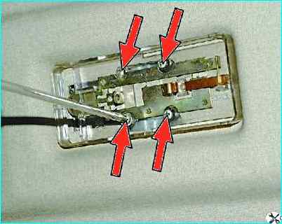 Замена лампы плафона освещения салона