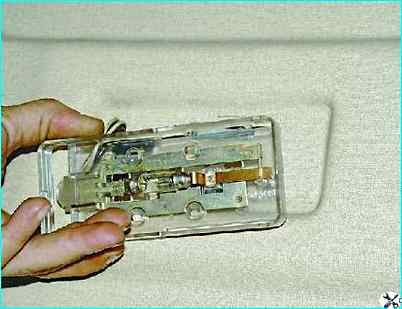 Замена лампы плафона освещения салона