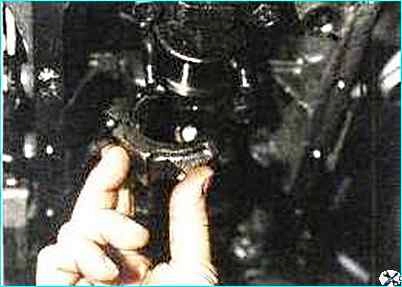 Снятие поршней и шатунов двигателя Снятие поршней и шатунов двигателя