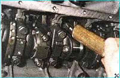 Снятие поршней и шатунов двигателя Снятие поршней и шатунов двигателя