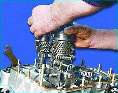 Разборка коробки передач автомобиля