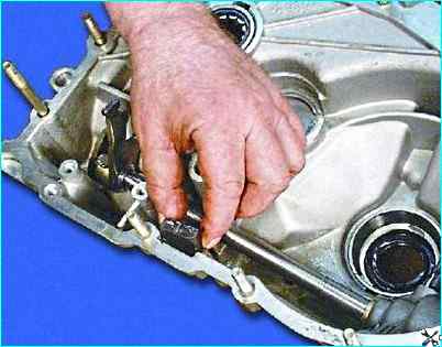 Разборка коробки передач автомобиля