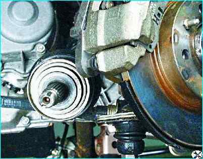 Снятие валов привода передних колес