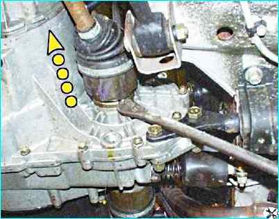 Снятие валов привода передних колес