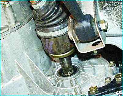 Снятие валов привода передних колес