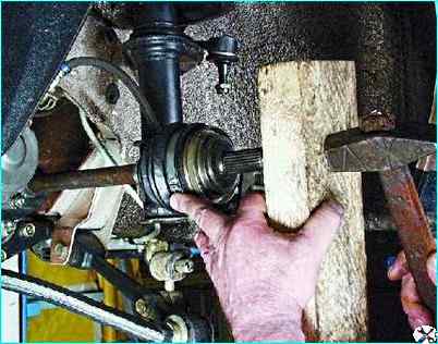 Снятие валов привода передних колес
