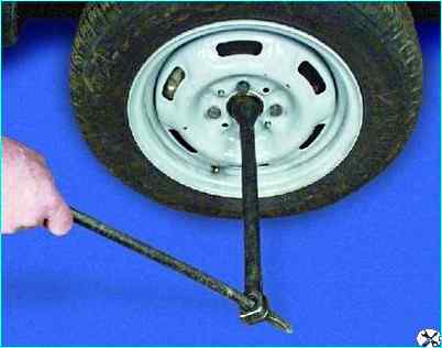 Снятие валов привода передних колес