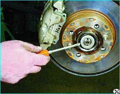 Снятие валов привода передних колес