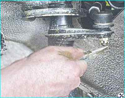 Снятие валов привода передних колес