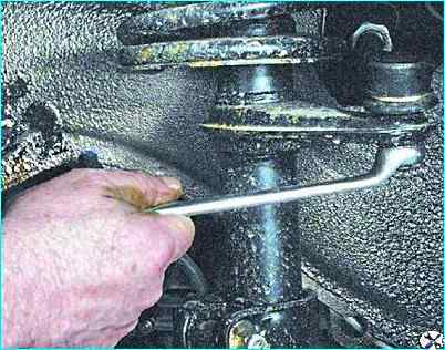 Снятие валов привода передних колес