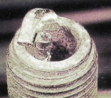 Механические повреждения свечи 