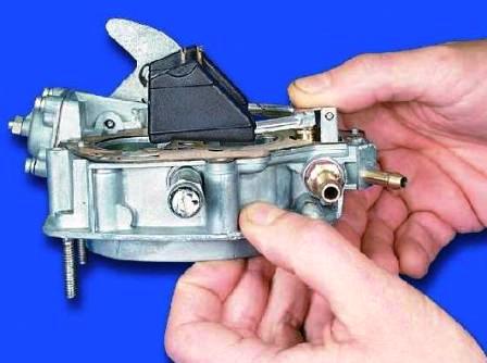 Регулировка уровня топлива в поплавковой камере карбюратора 2108