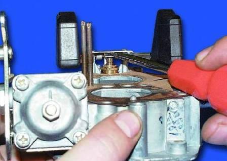 Регулировка уровня топлива в поплавковой камере карбюратора 2108