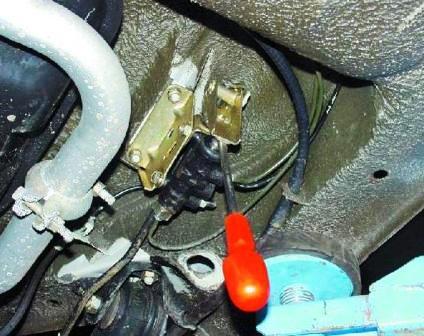 разблокируйте регулятор давления задних тормозов