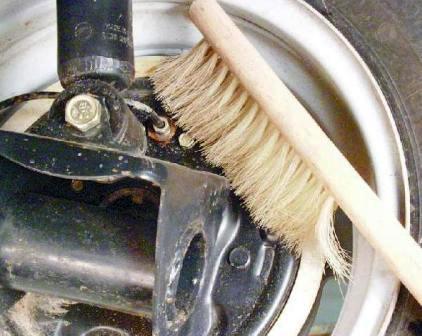 Очистите от грязи и пыли клапан выпуска воздуха 