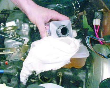 долейте тормозную жидкость в бачок до отметки « MAX» 