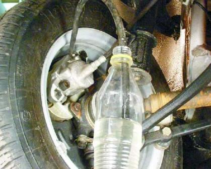 погрузите конец шланга в чистый прозрачный сосуд