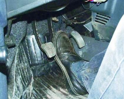 Помощник должен резко нажать на педаль тормоза 4–5 раз 