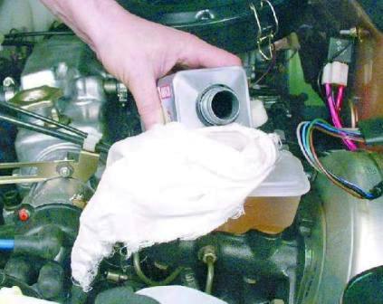 При прокачке контролируйте уровень тормозной жидкости 