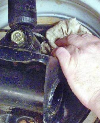 вытрите насухо штуцер клапана и наденьте на него колпачок