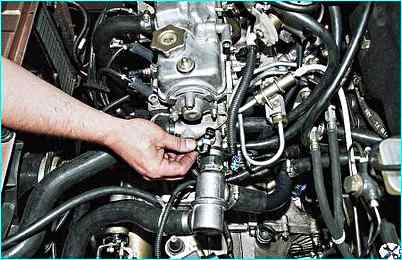 Снятие датчика температуры охлаждающей жидкости