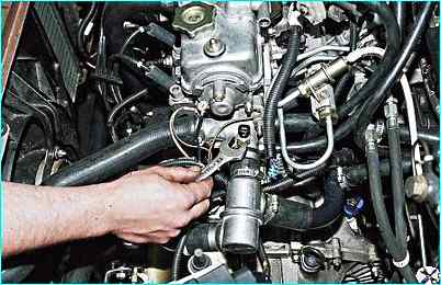 Снятие датчика температуры охлаждающей жидкости