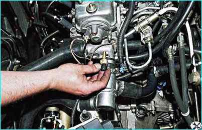 Снятие датчика температуры охлаждающей жидкости