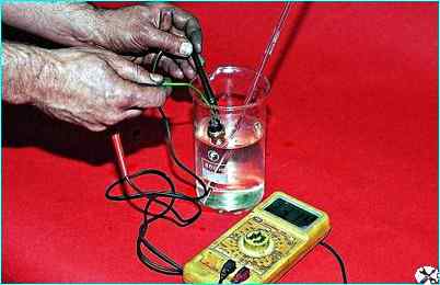 Снятие датчика температуры охлаждающей жидкости