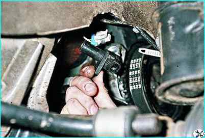 Снятие и проверка датчика коленчатого вала