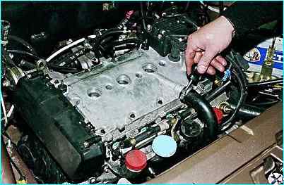 снятие топливной рампы двигателя