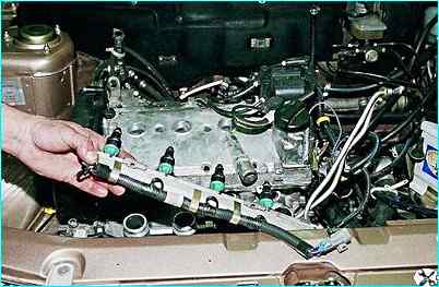 снятие топливной рампы двигателя