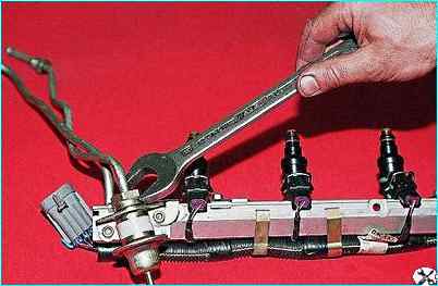 снятие топливной рампы двигателя