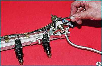 снятие топливной рампы двигателя