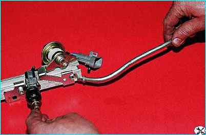 снятие топливной рампы двигателя