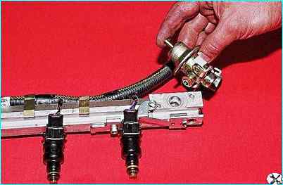 снятие топливной рампы двигателя