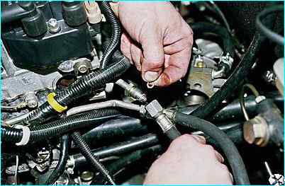 снятие топливной рампы двигателя