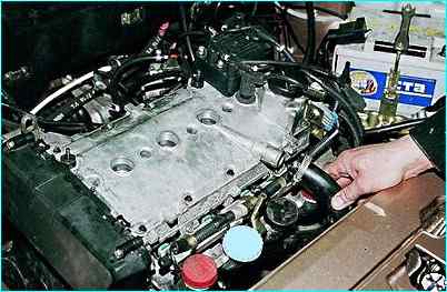 снятие топливной рампы двигателя