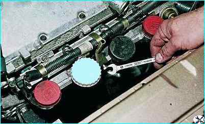 снятие топливной рампы двигателя