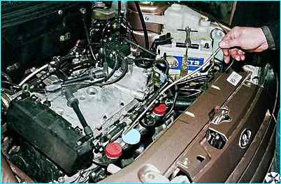 снятие топливной рампы двигателя