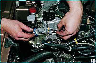 снятие топливной рампы двигателя