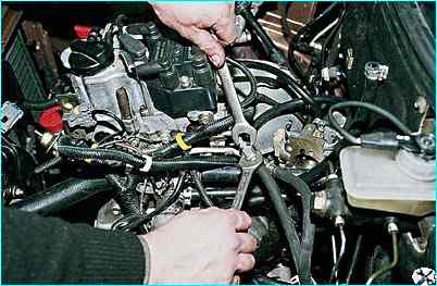 снятие топливной рампы двигателя