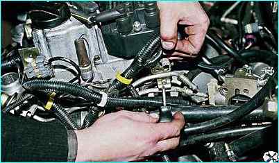 снятие топливной рампы двигателя