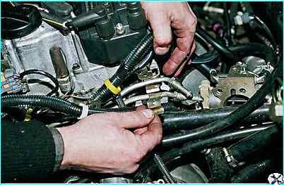 снятие топливной рампы двигателя