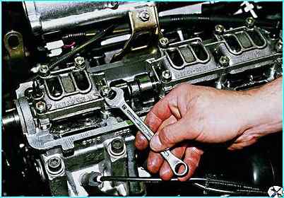 Снятие и установка распределительного вала