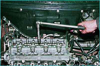 Снятие головки цилиндров двигателя