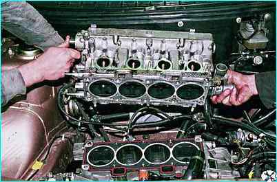 Снятие головки цилиндров двигателя